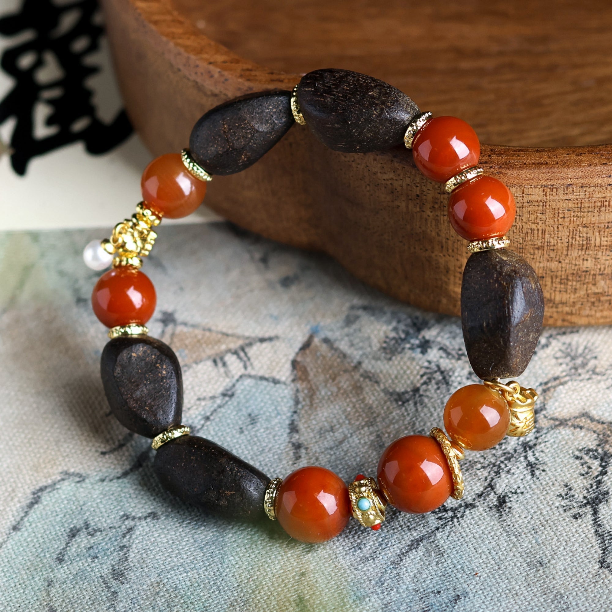 Handcrafted Nanhong Agate and Aloeswood Women's Bracelet